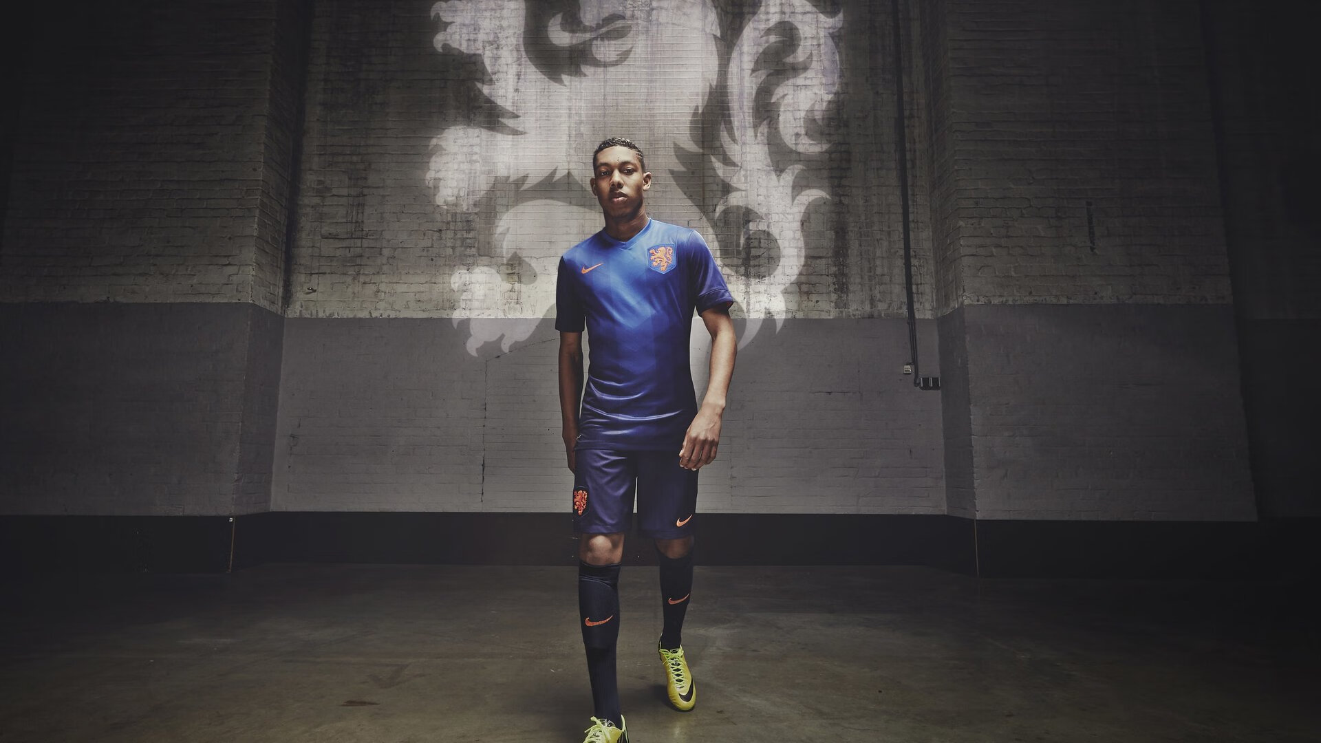 西甲角逐激烈，比分1-1，门将多次精彩扑救，场均成功断球72%、传球成功率86%